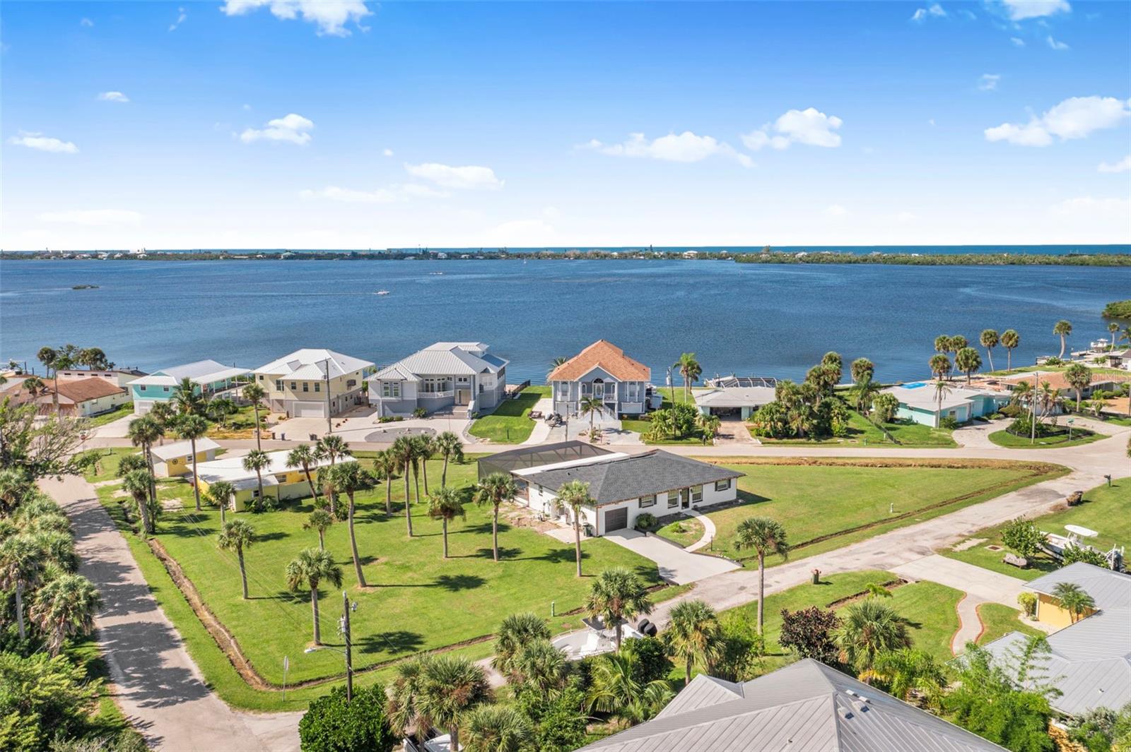 Image 7 of 32 For 915 Suncrest Lane