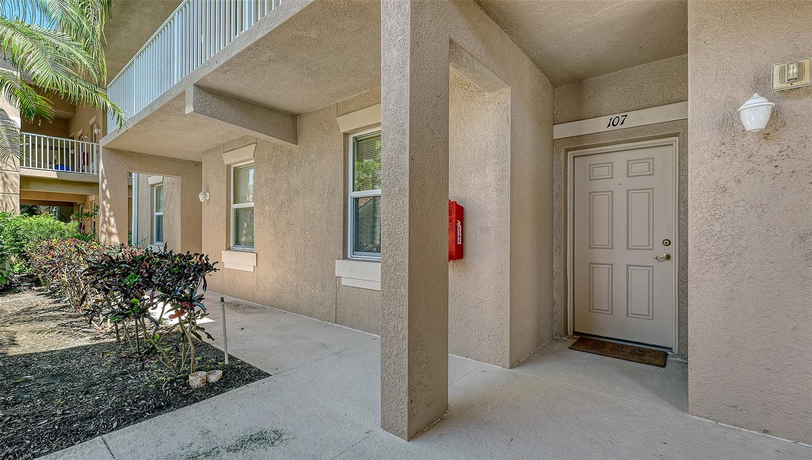 Image 9 of 86 For 811 Fairwaycove Lane 107