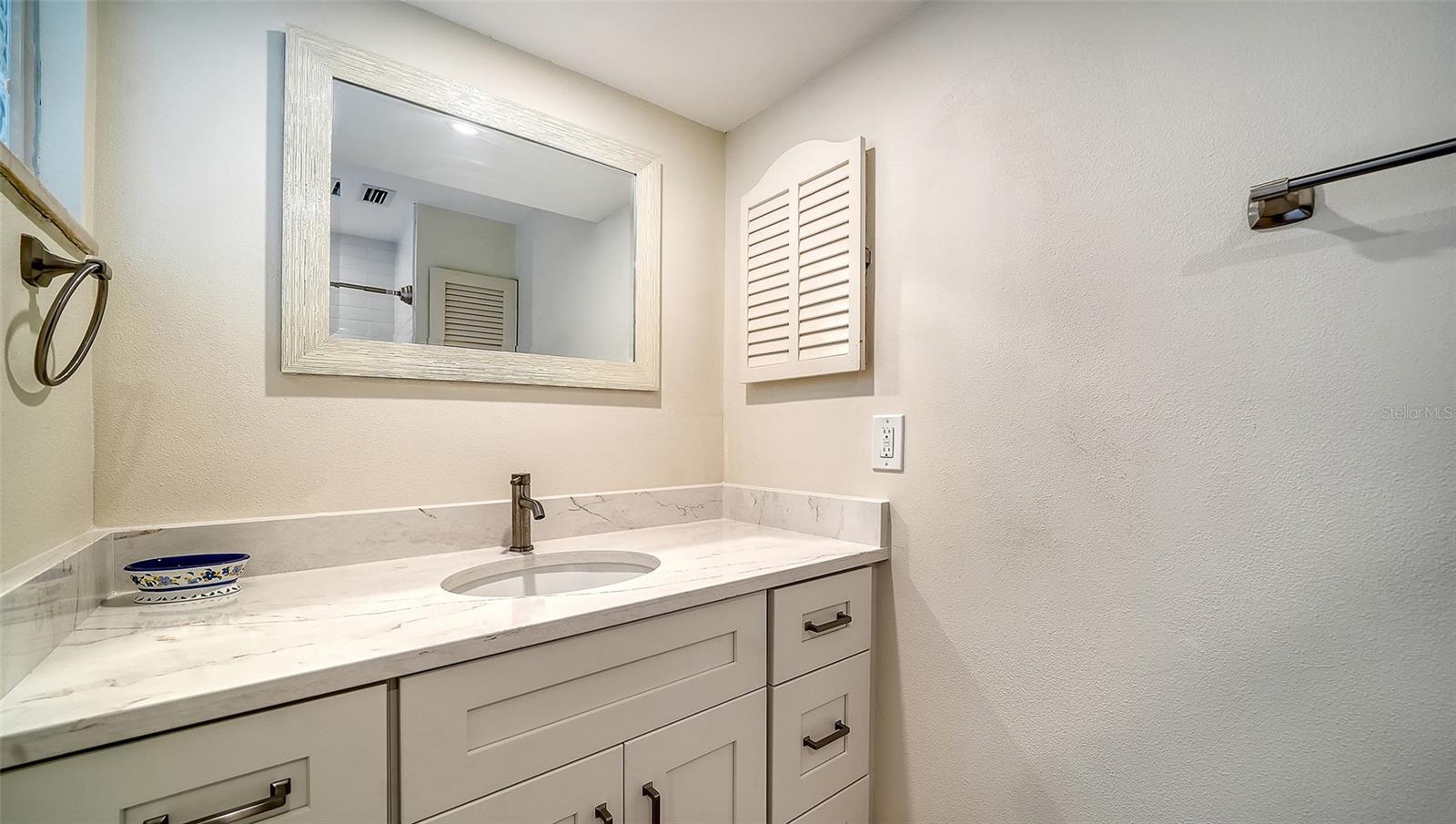 Image 29 of 63 For 206 Hourglass Way V10