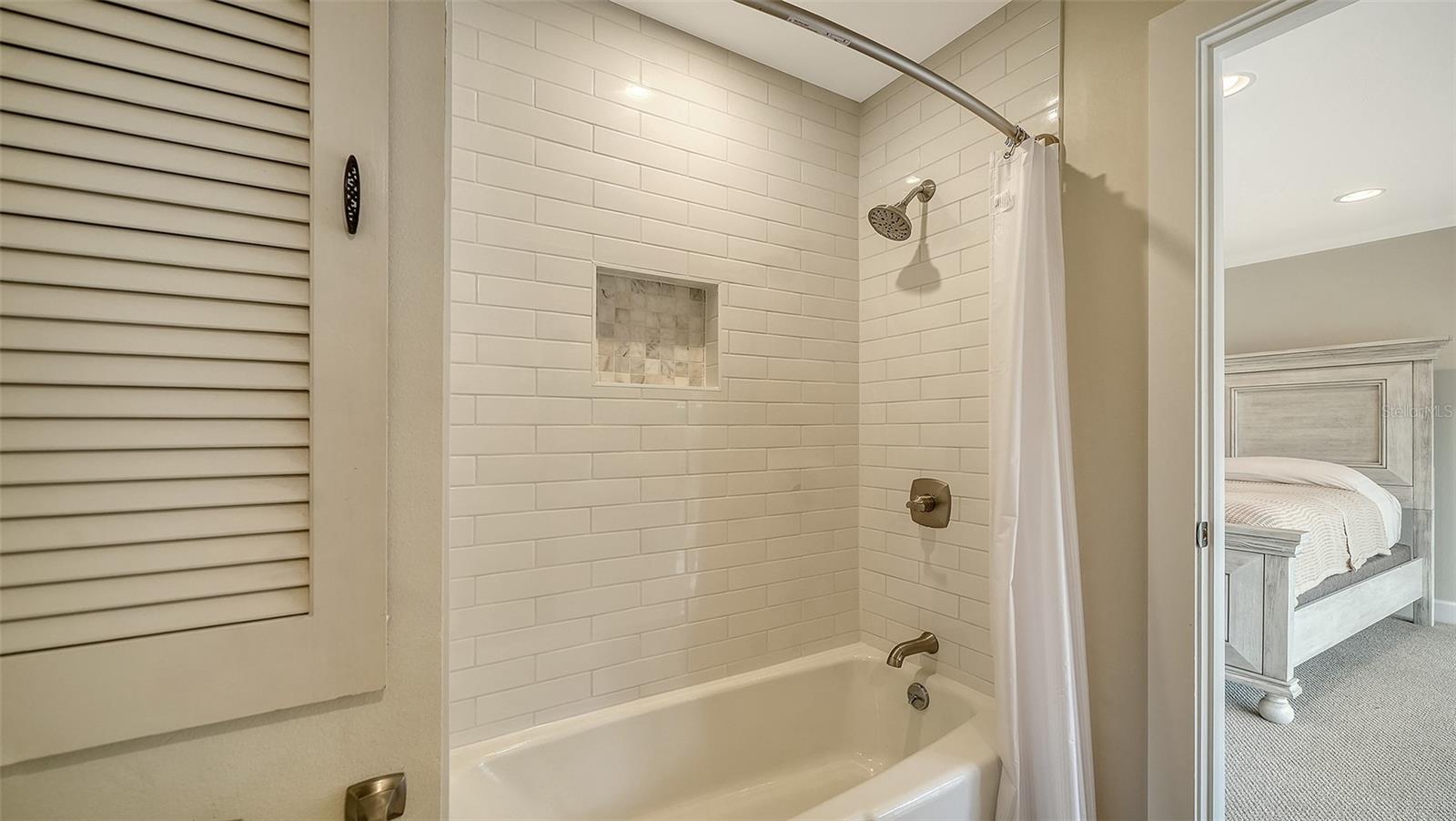 Image 30 of 63 For 206 Hourglass Way V10