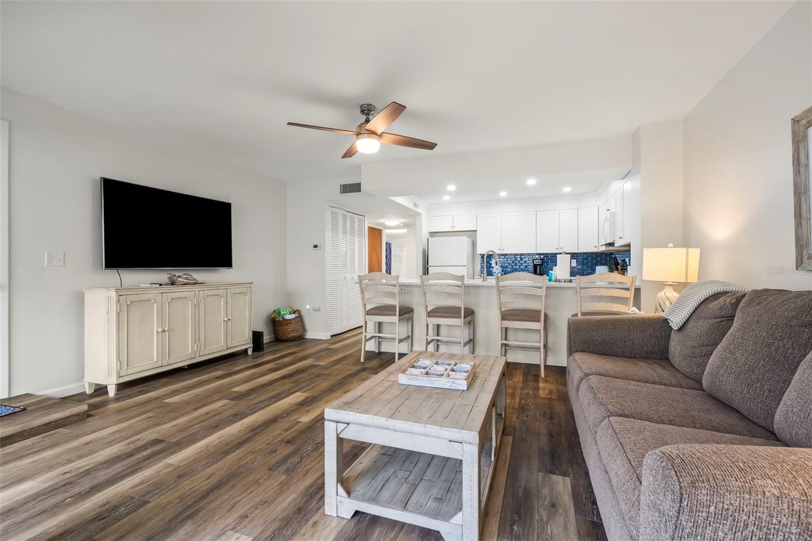 Image 5 of 28 For 2810 Beach Road 106