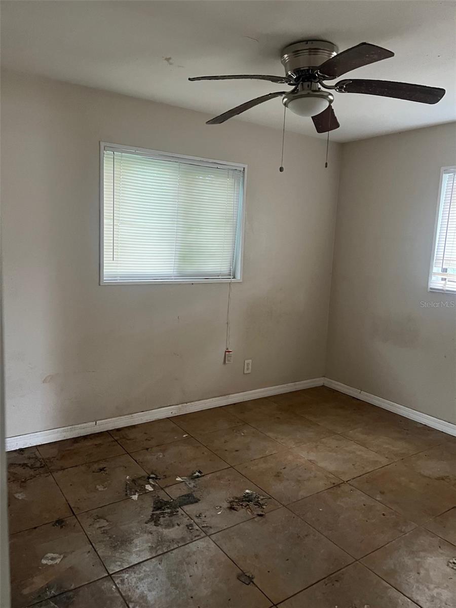 Listing photo id 15 for 4421 Leila Avenue