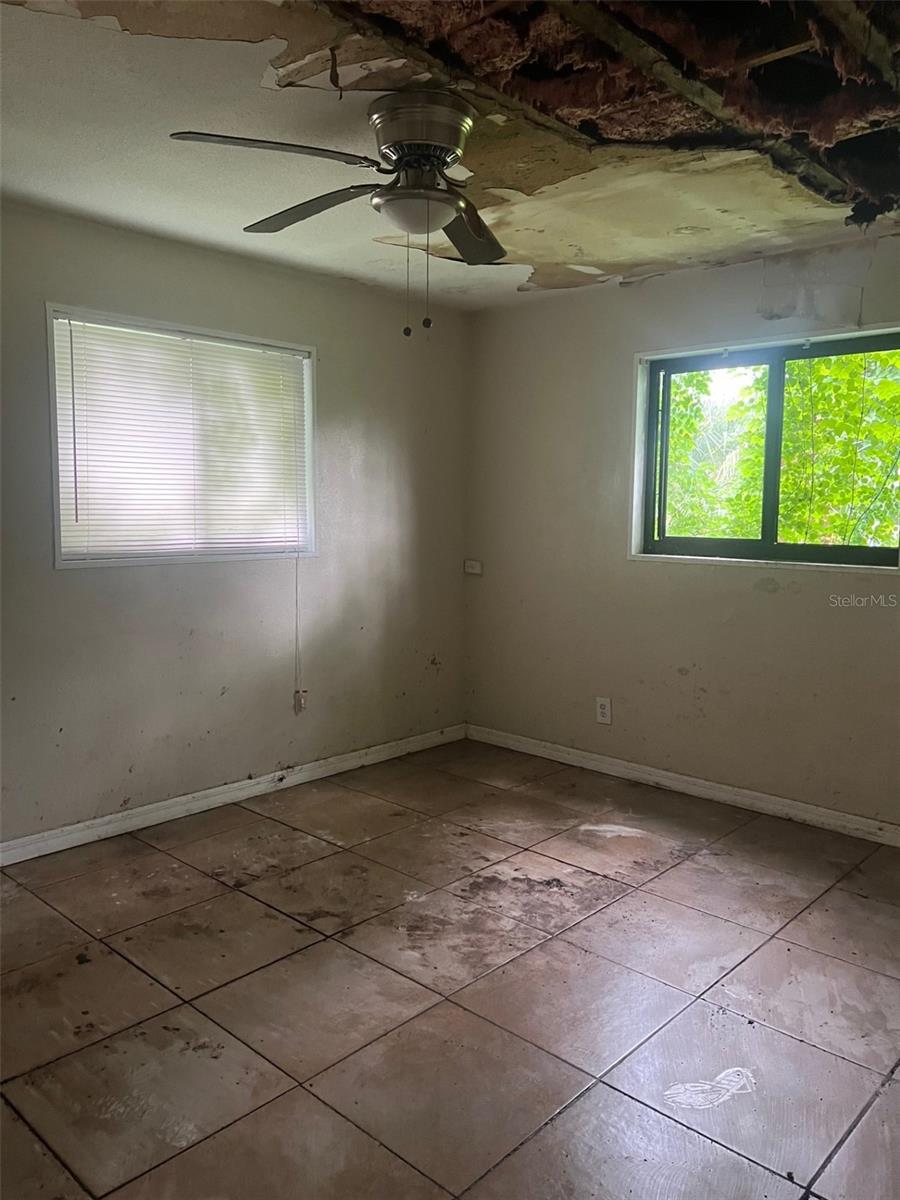 Listing photo id 16 for 4421 Leila Avenue