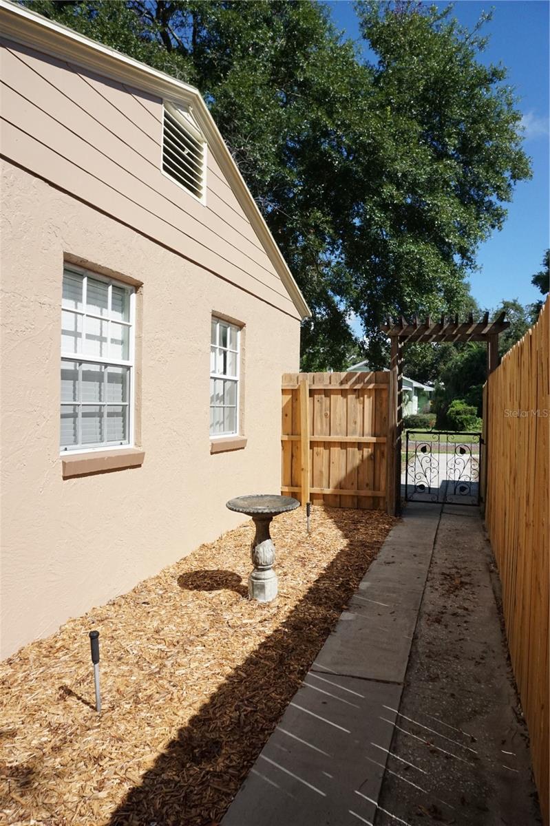 Image 4 of 32 For 1066 18th Avenue N