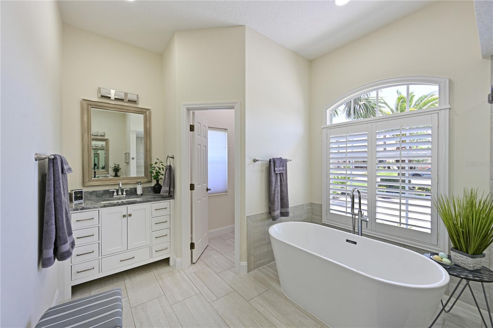 Image 14 of 46 For 12811 Penguin Drive