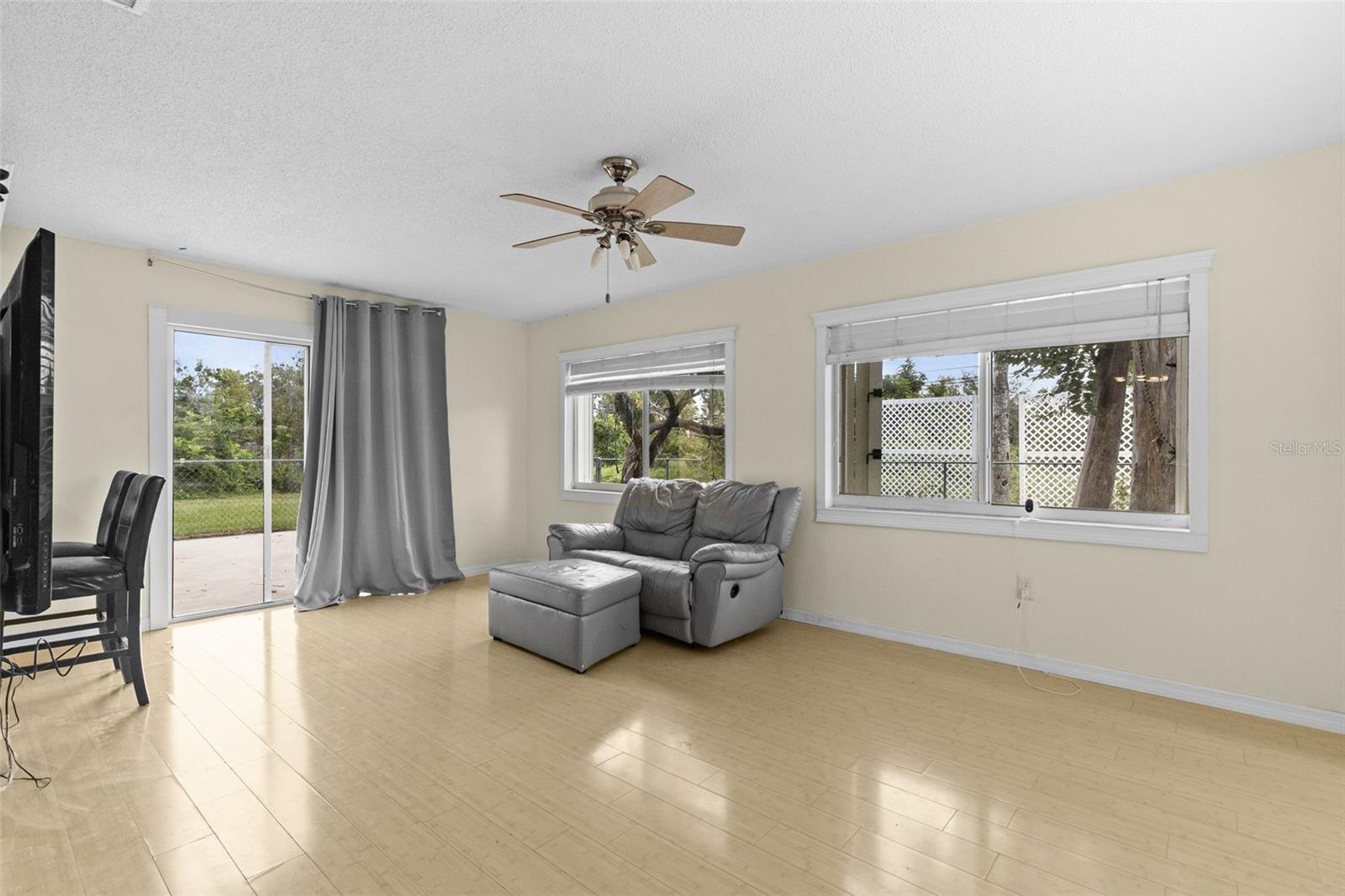Image 23 of 42 For 90 Venice East Boulevard