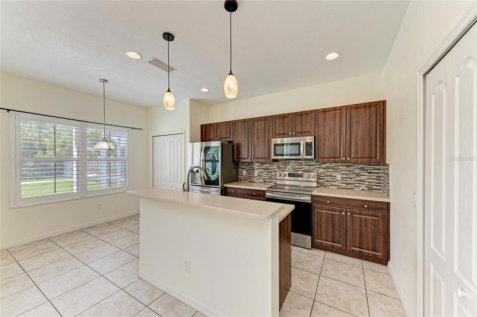 Image 6 of 47 For 1631 White Breeze Cove