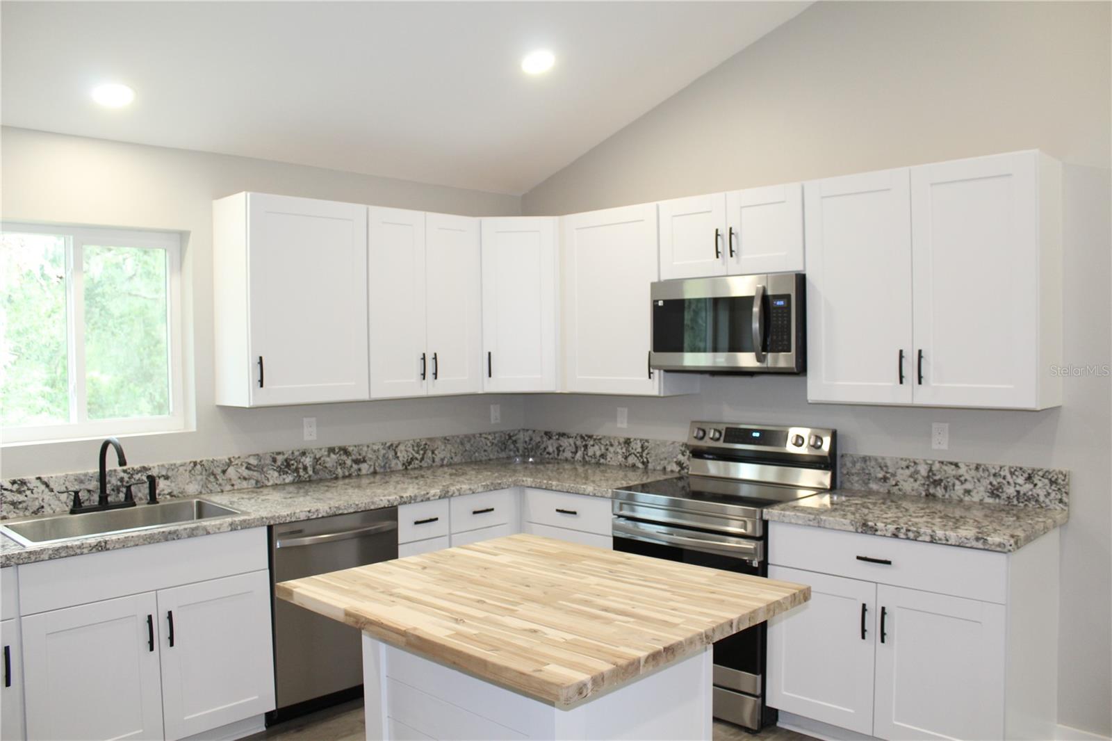 Image 4 of 21 For 14451 Manatee Road