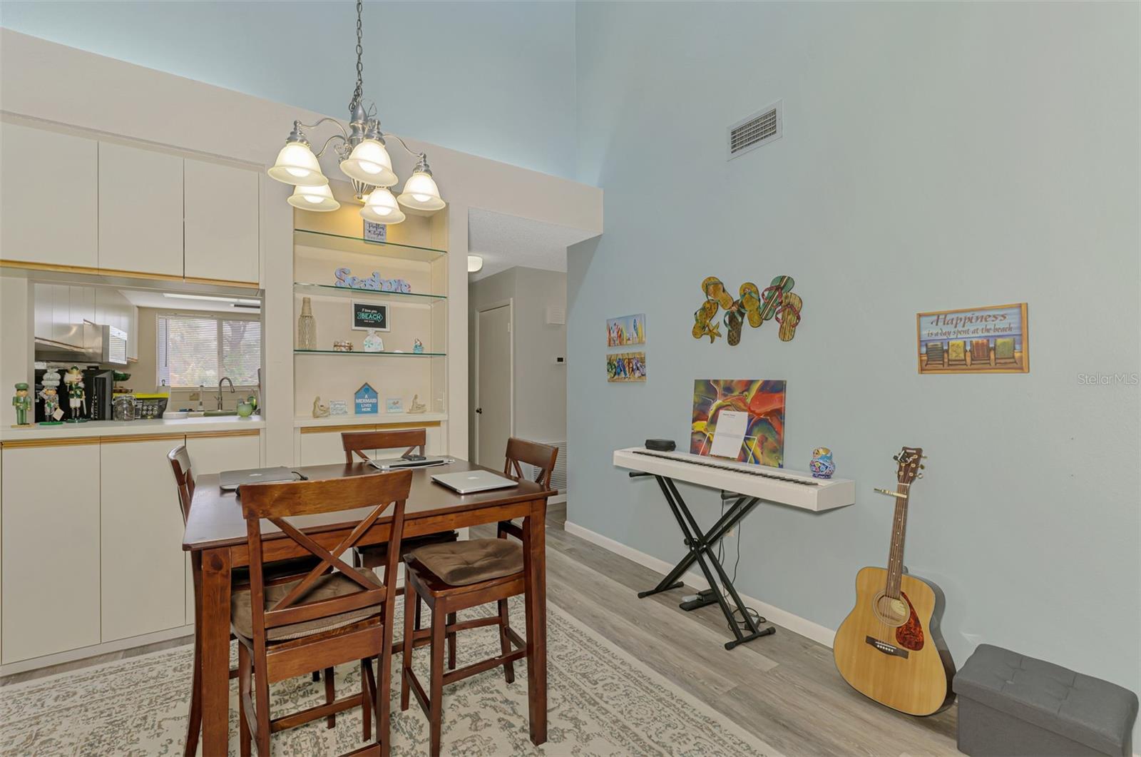 Image 14 of 47 For 255 Fenwick Drive 18