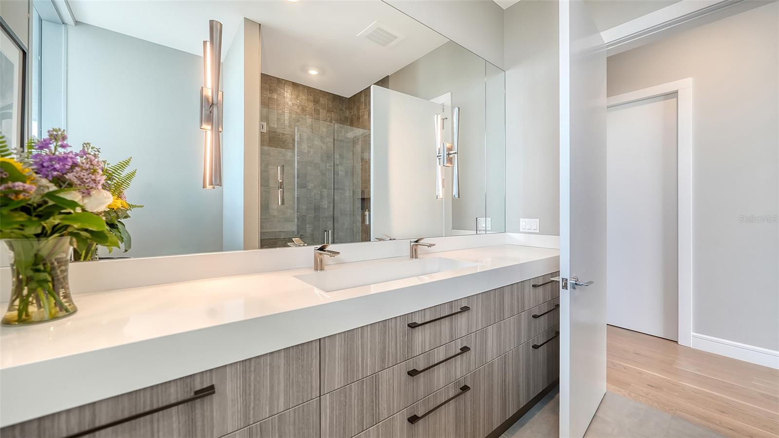 Image 32 of 42 For 605 Gulfstream Avenue 12
