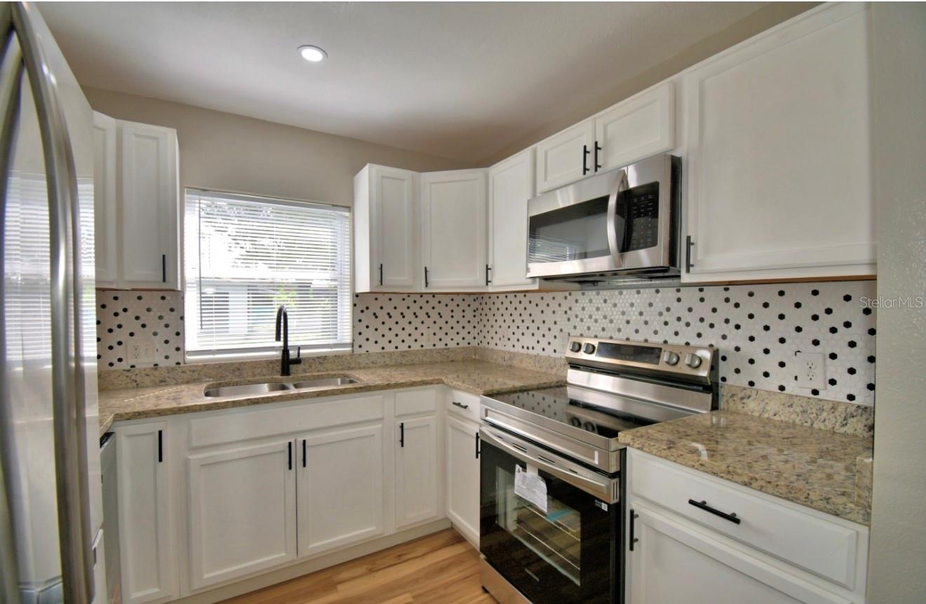 Image 12 of 22 For 930 Lakeview Avenue