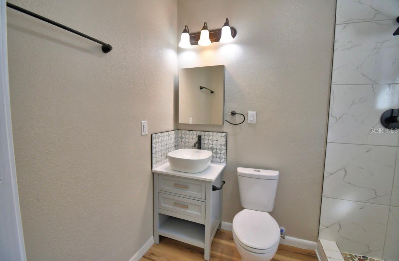 Image 7 of 22 For 930 Lakeview Avenue