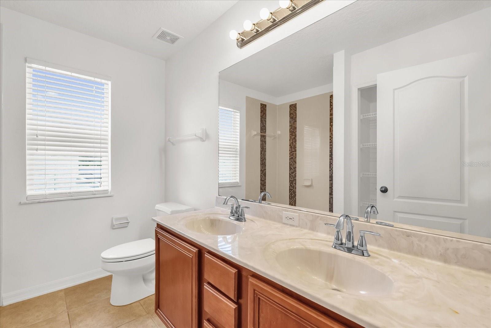 Image 21 of 36 For 5525 Oakworth Place