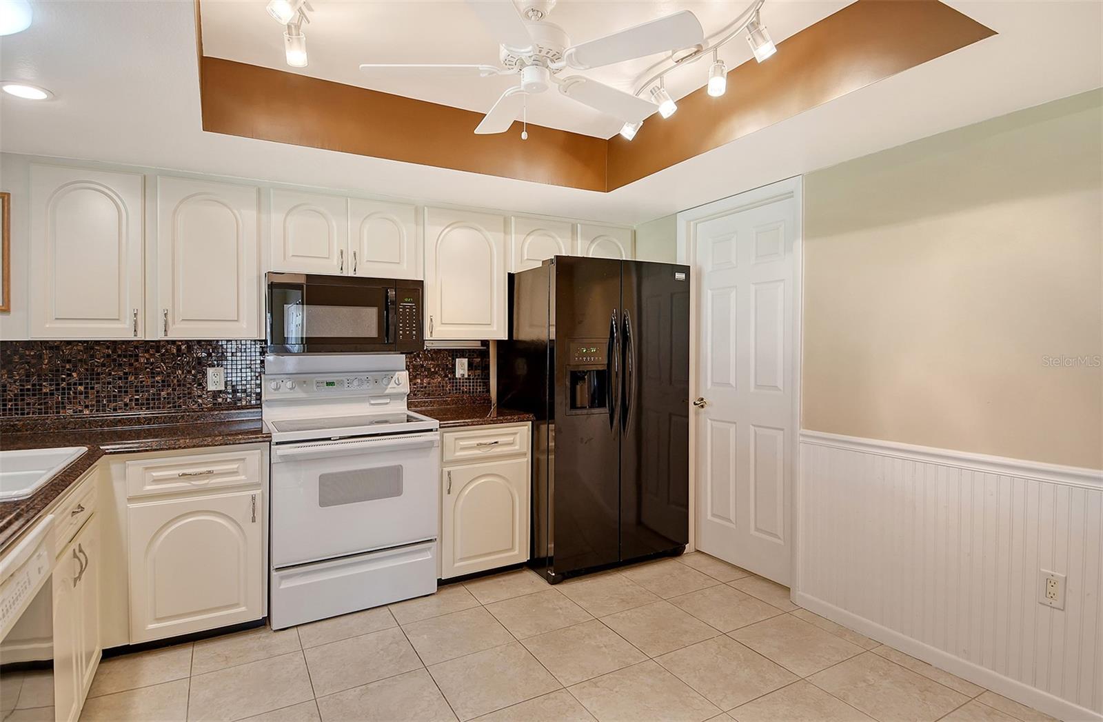 Image 20 of 38 For 5609 Evergreen Drive 28