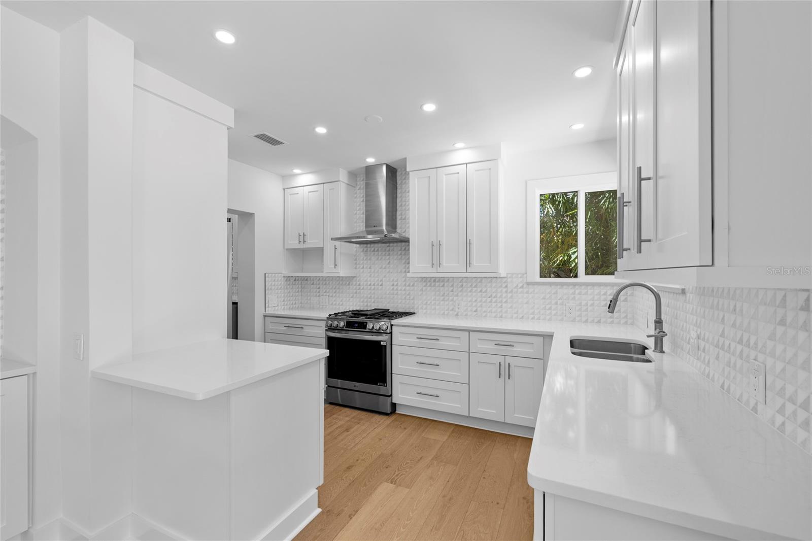 Image 17 of 65 For 860 Snell Isle Boulevard Ne