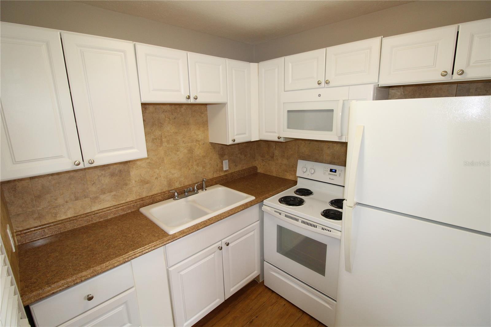 Image 2 of 18 For 3001 Bee Ridge Road 106