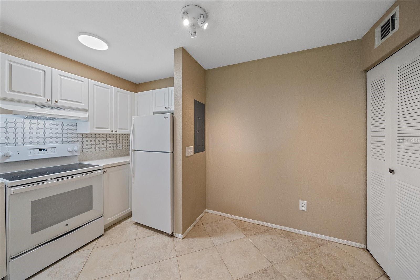 Image 11 of 32 For 850 Tamiami Trail 207