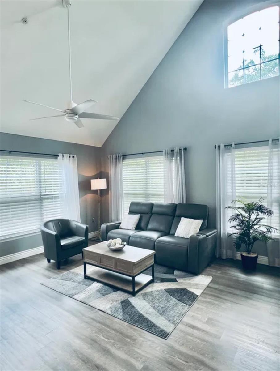 Image 5 of 18 For 5571 Rosehill  205
