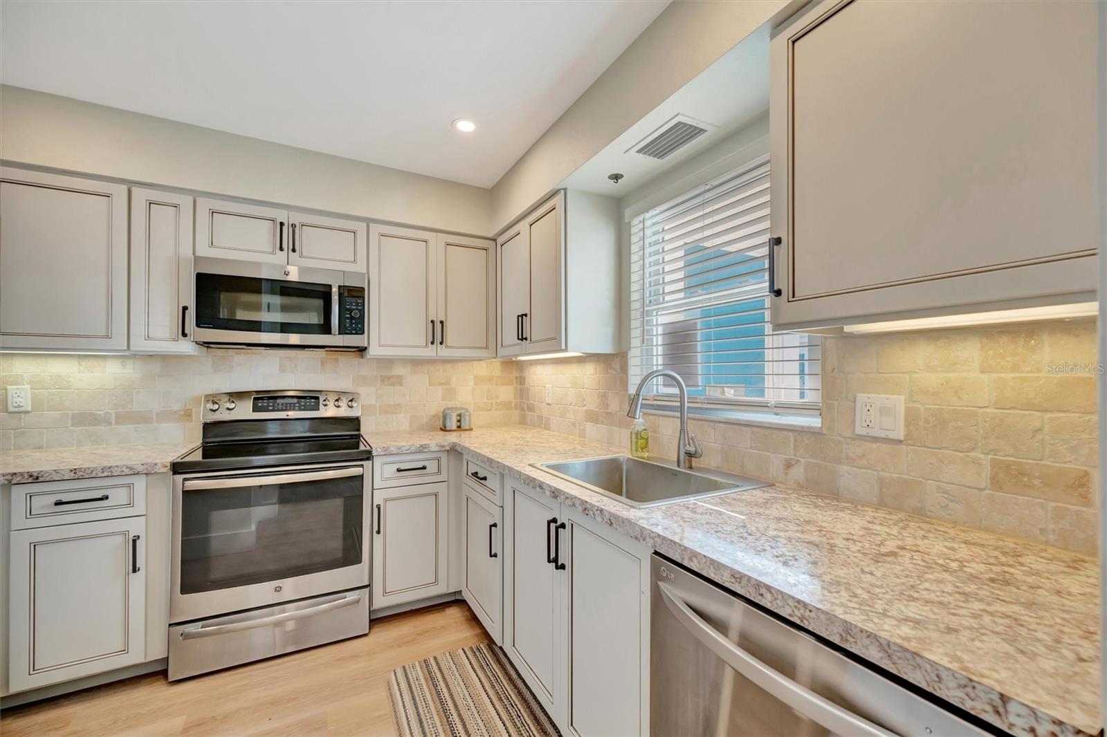 Image 10 of 39 For 9718 Hernando Court