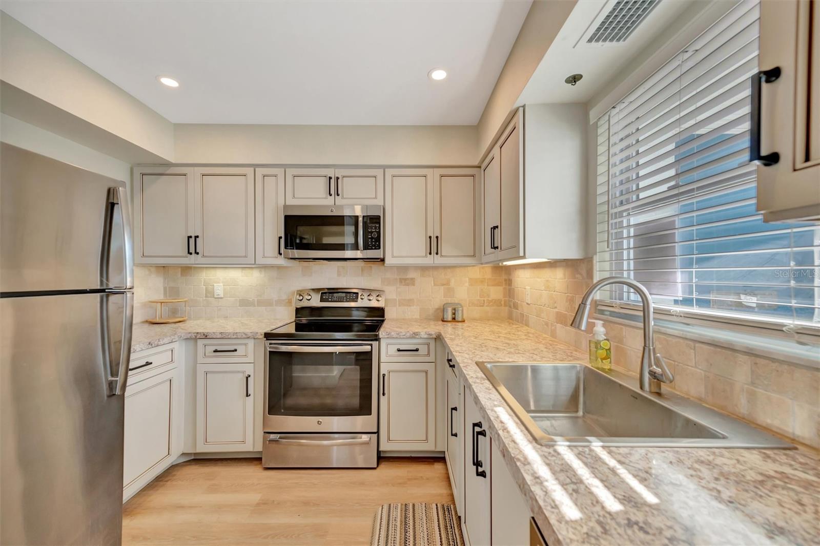 Image 5 of 39 For 9718 Hernando Court