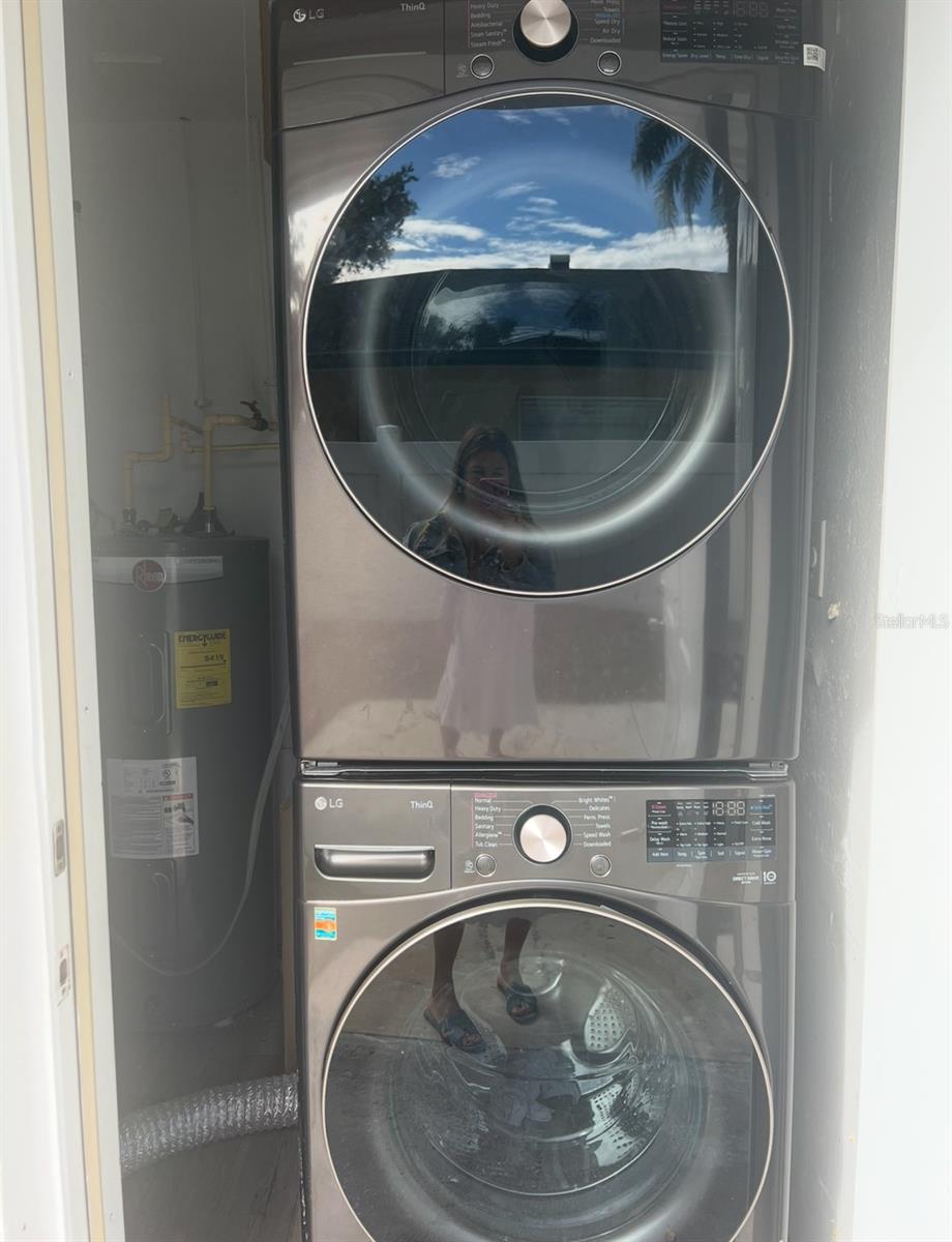 Listing photo id 10 for 4731 Violet Avenue