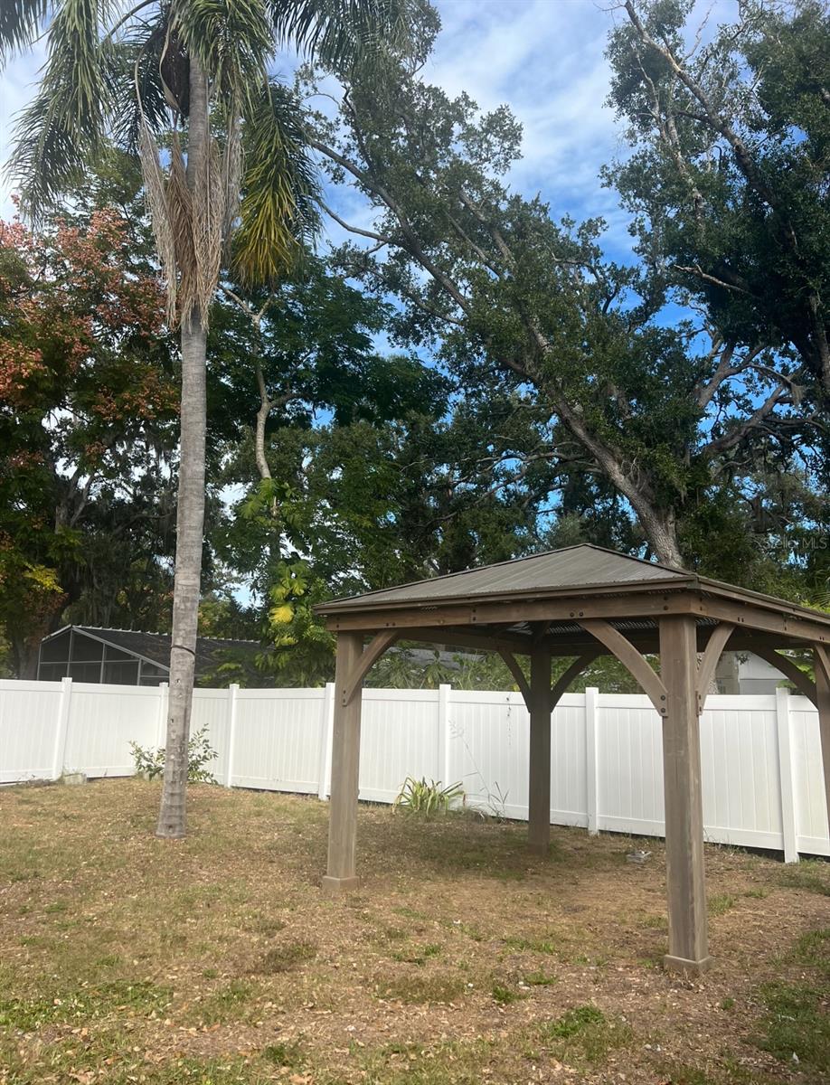 Listing photo id 11 for 4731 Violet Avenue