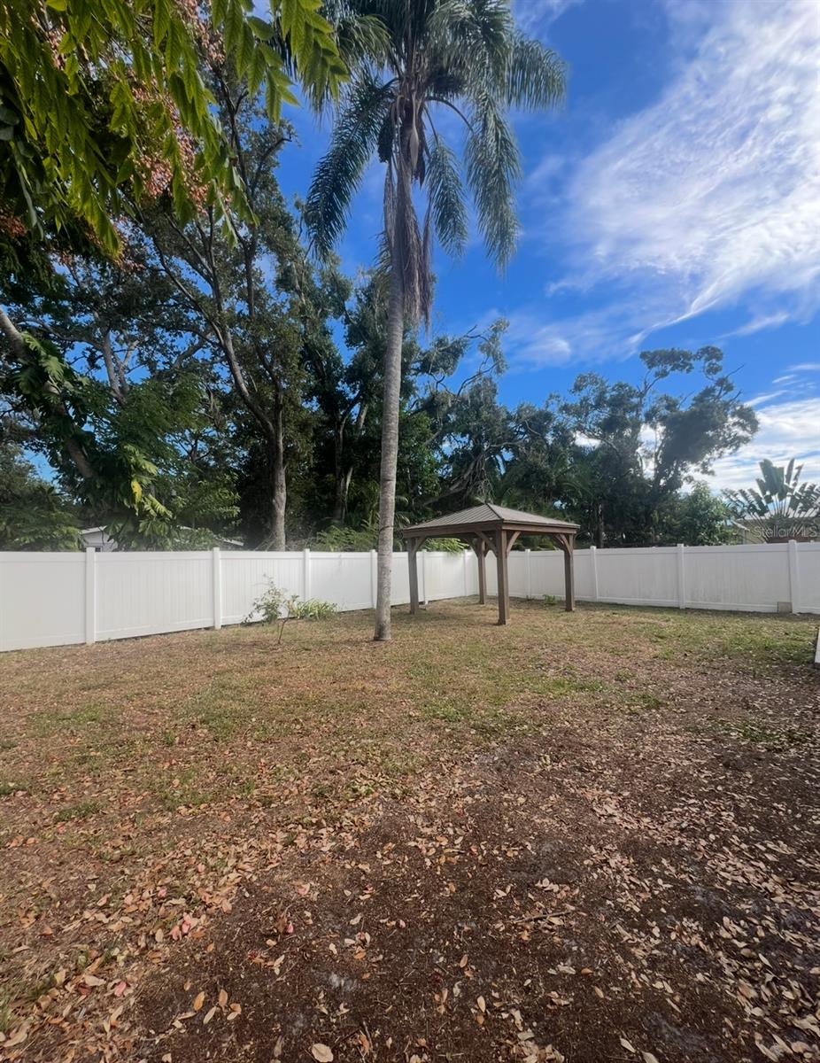 Listing photo id 12 for 4731 Violet Avenue