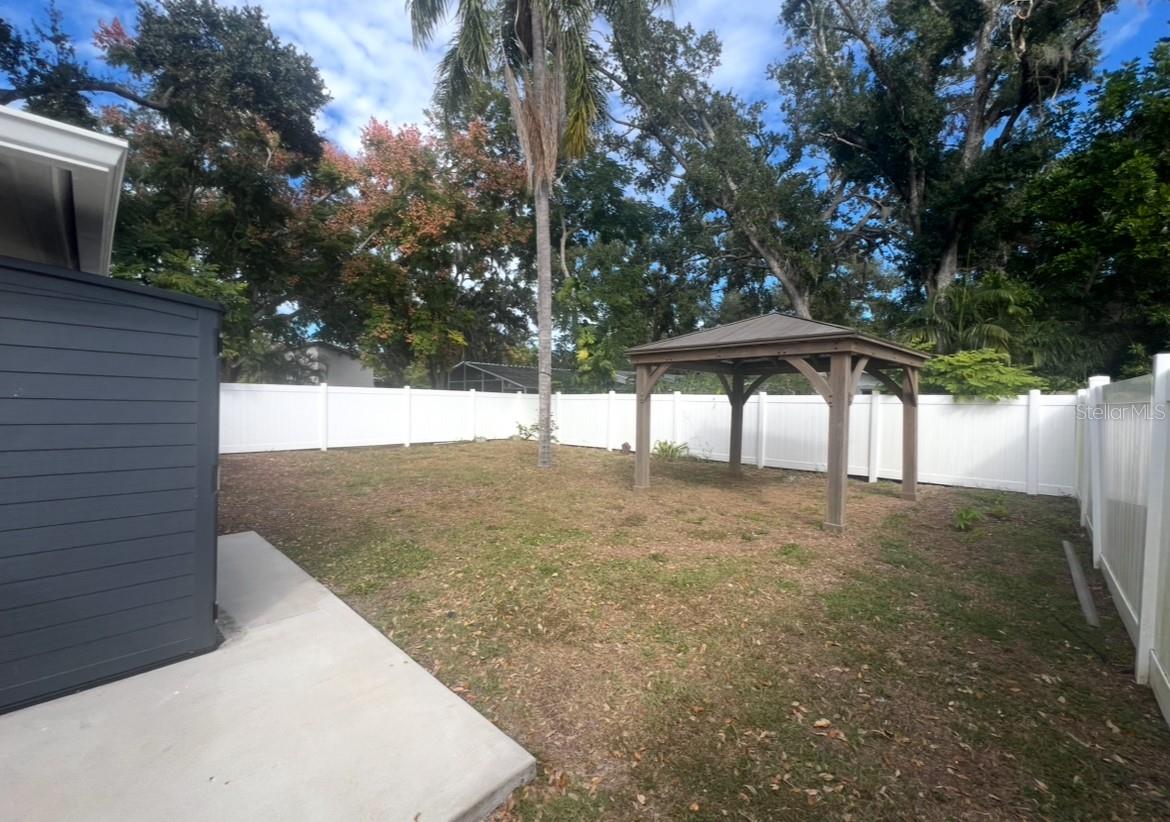 Listing photo id 13 for 4731 Violet Avenue