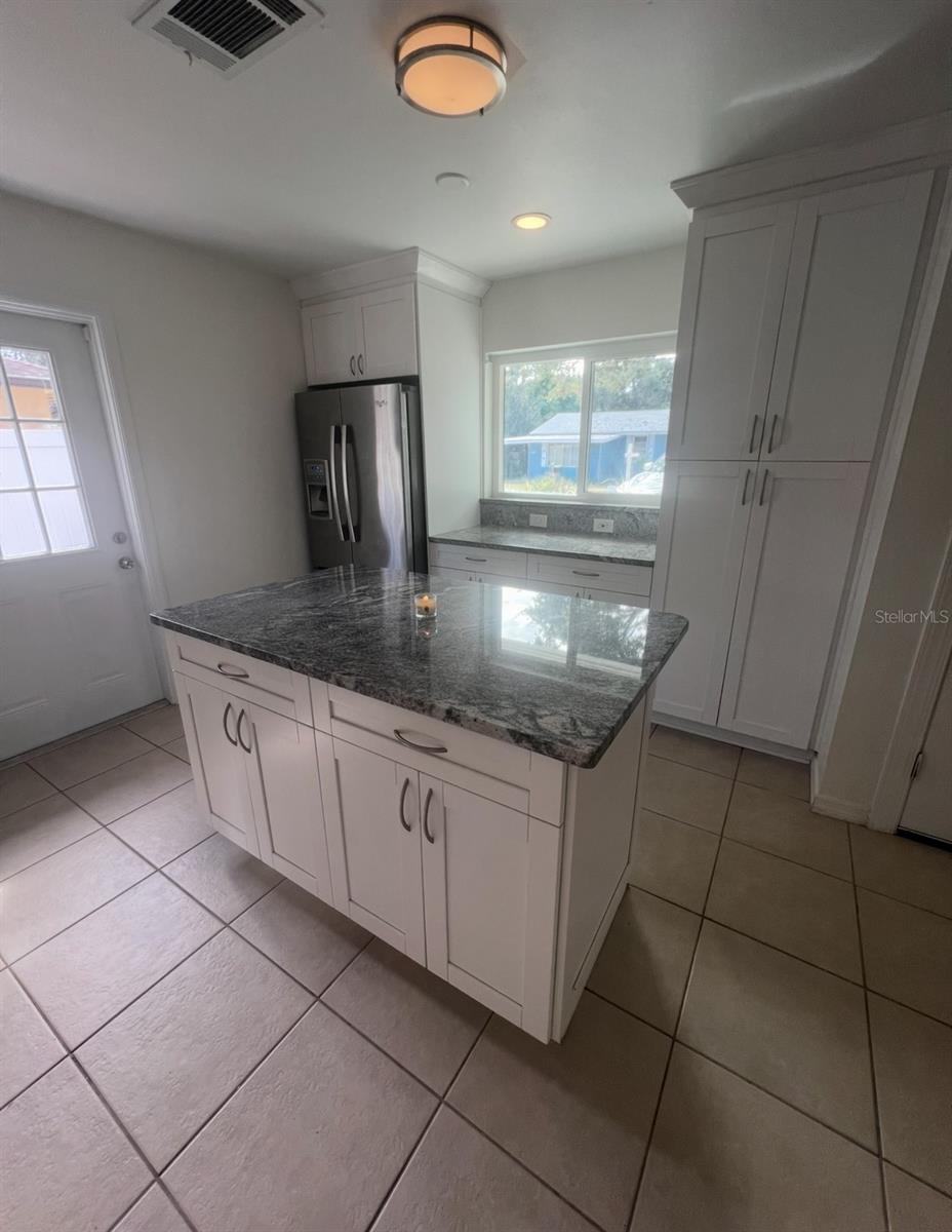 Listing photo id 2 for 4731 Violet Avenue