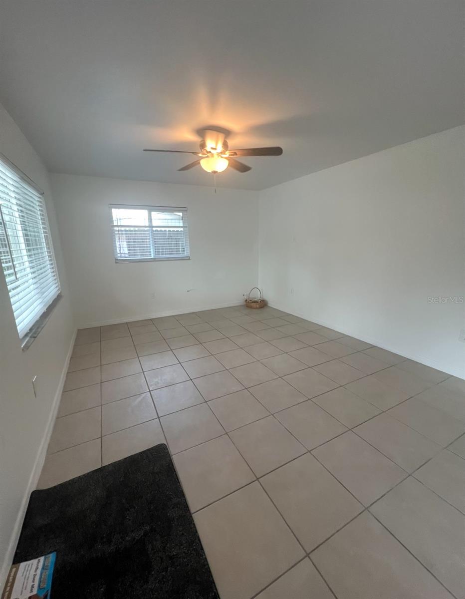 Listing photo id 3 for 4731 Violet Avenue