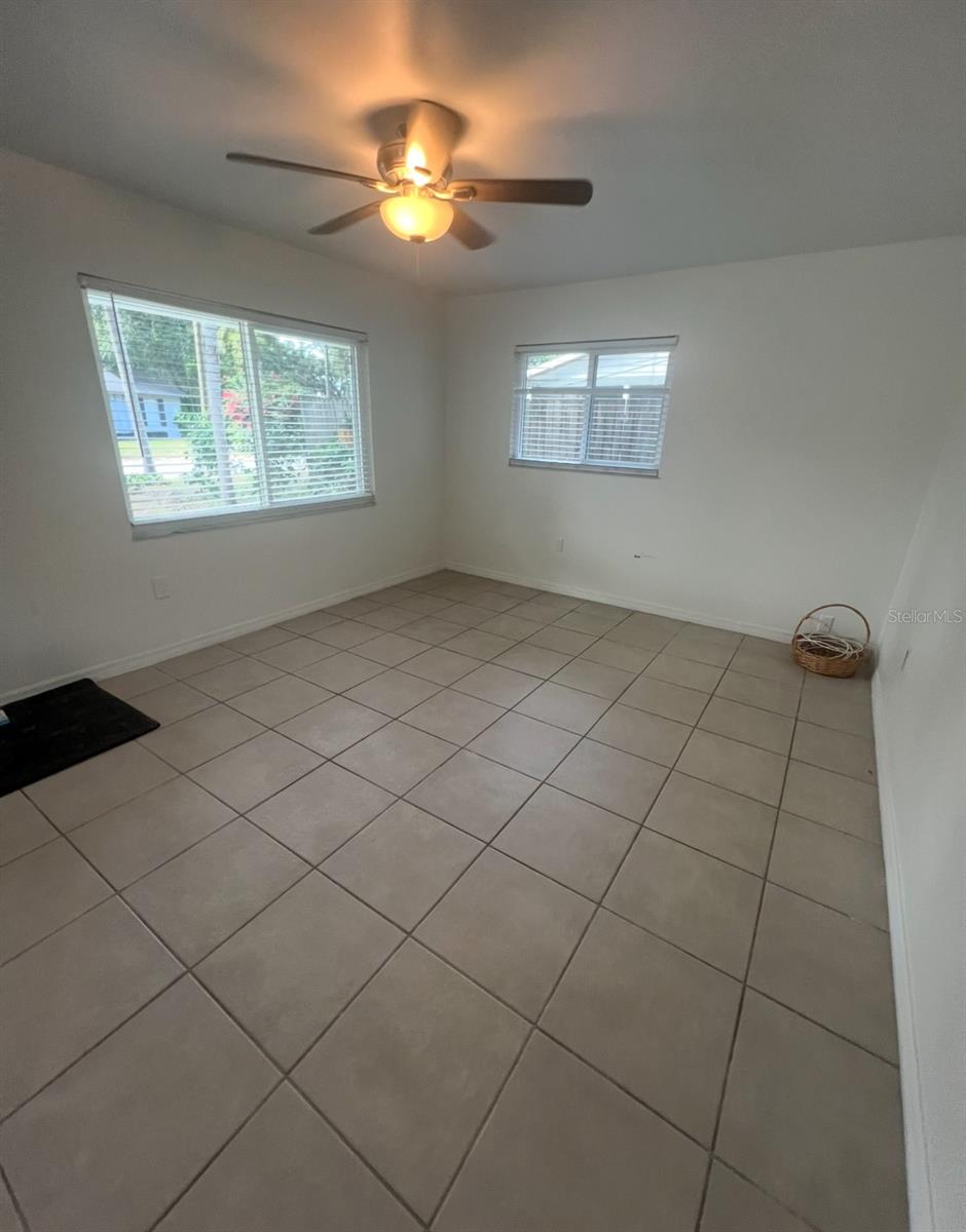 Listing photo id 4 for 4731 Violet Avenue