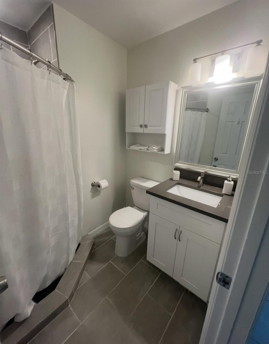 Listing photo id 5 for 4731 Violet Avenue