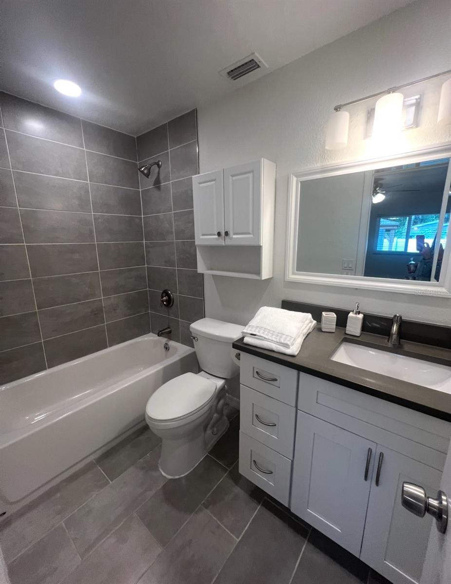 Listing photo id 7 for 4731 Violet Avenue