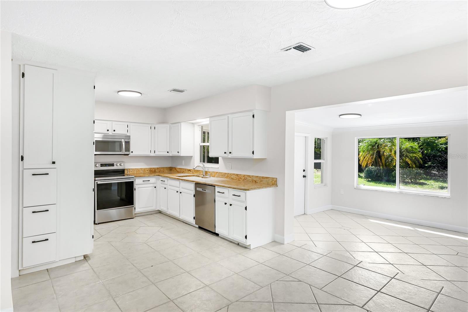 Image 5 of 18 For 208 57th Street W