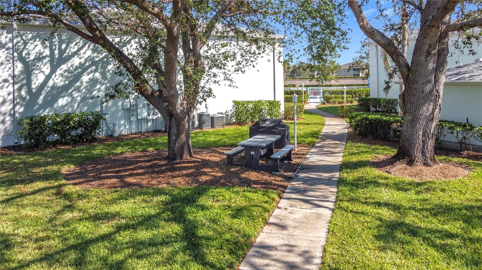 Image 29 of 41 For 5725 Greenwood Avenue 6203