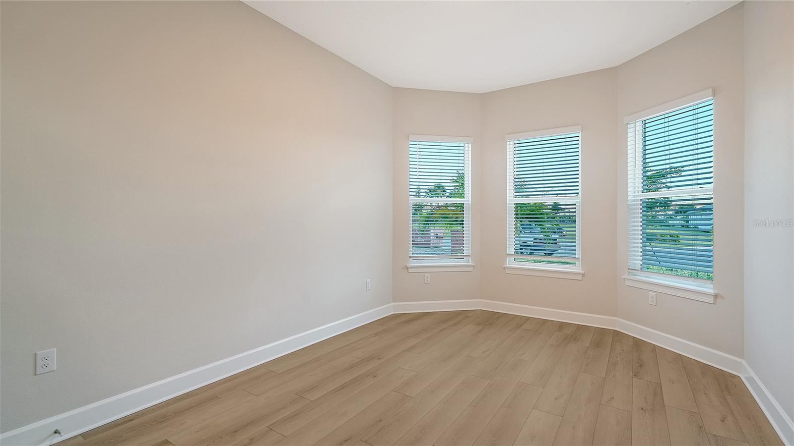 Image 42 of 90 For 16423 Isola Place