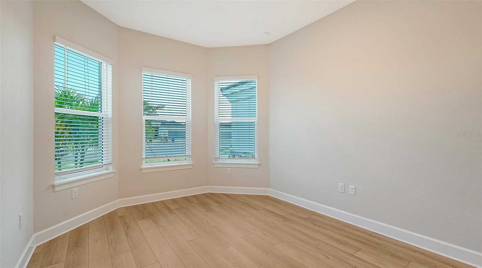 Image 44 of 90 For 16423 Isola Place