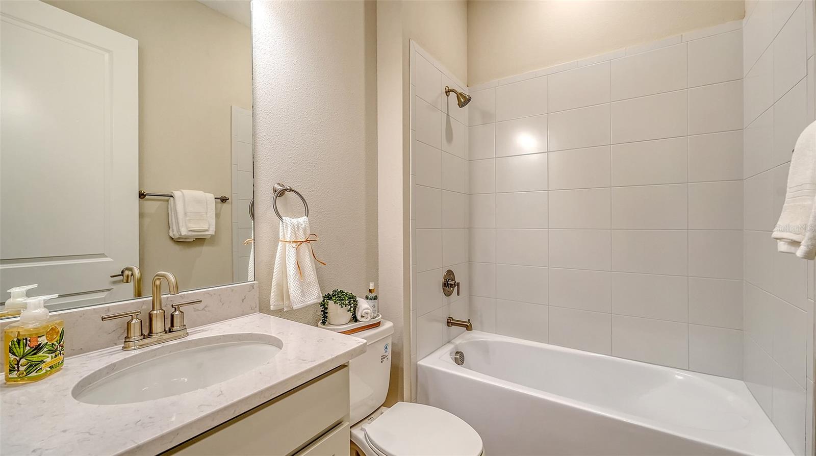Image 46 of 90 For 16423 Isola Place