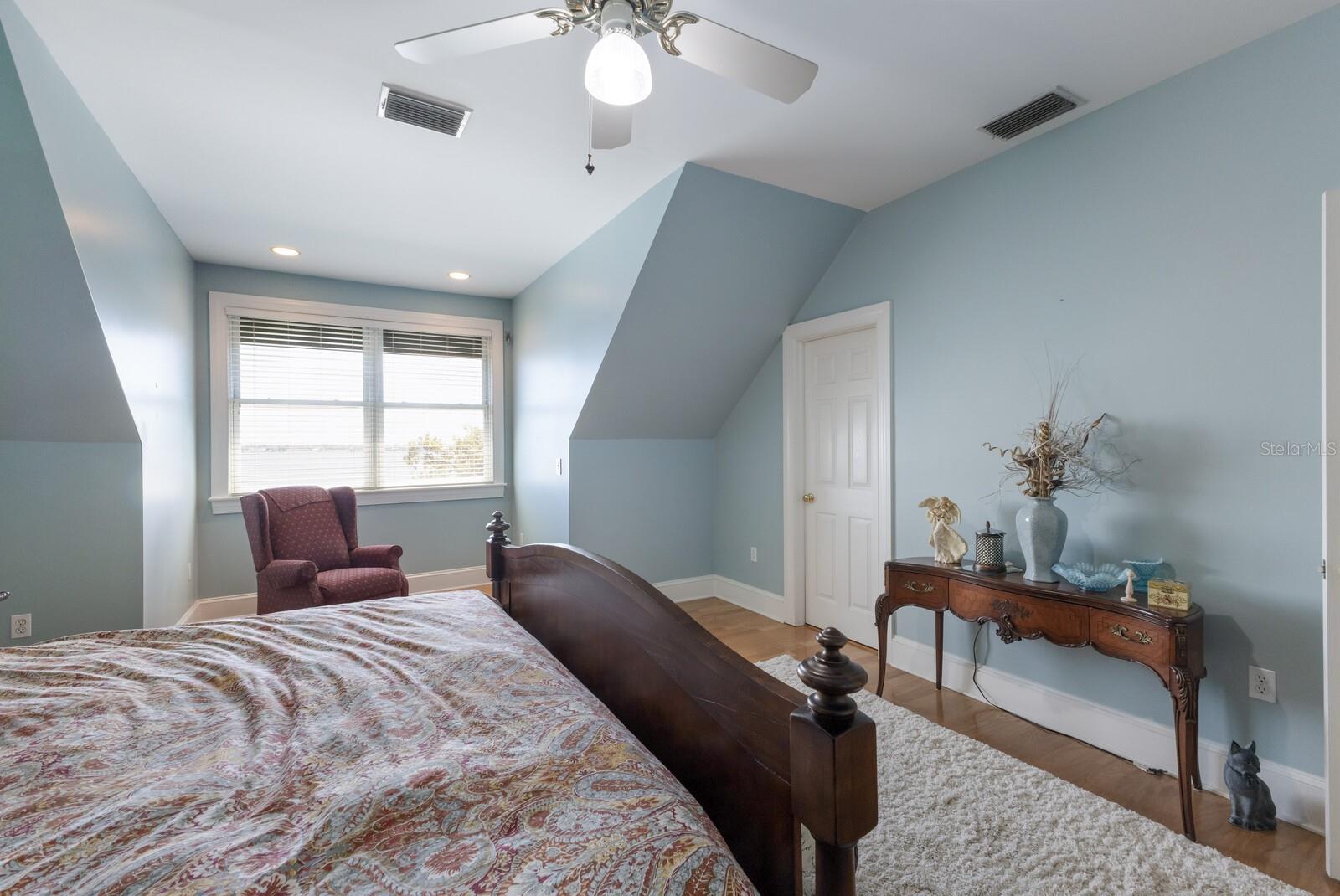 Image 30 of 65 For 702 32nd Avenue W