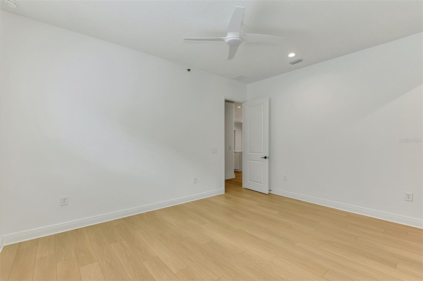 Image 44 of 92 For 21353 Holmes Circle