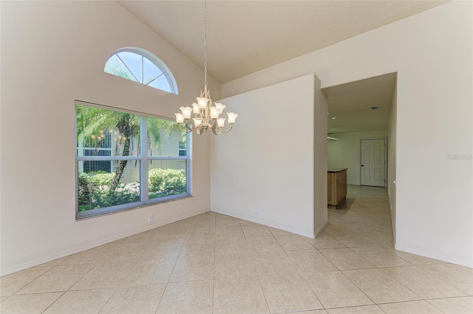 Image 12 of 49 For 6647 Oakbrooke Circle