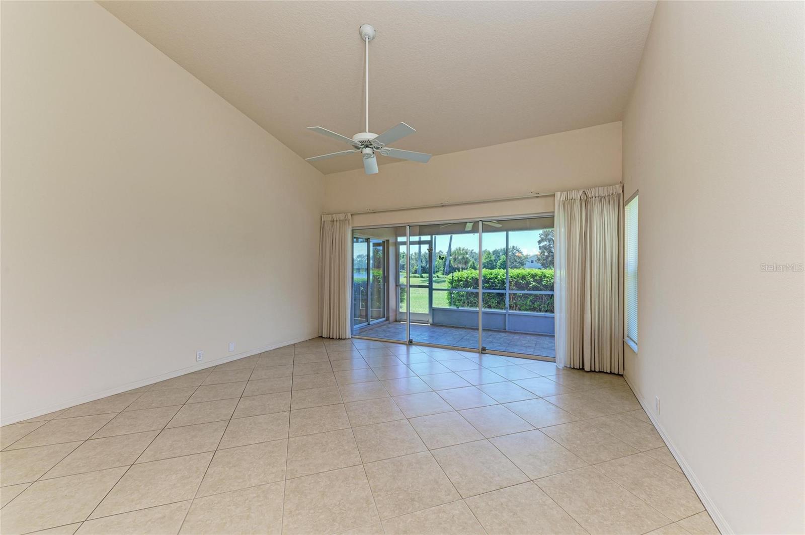 Image 14 of 49 For 6647 Oakbrooke Circle