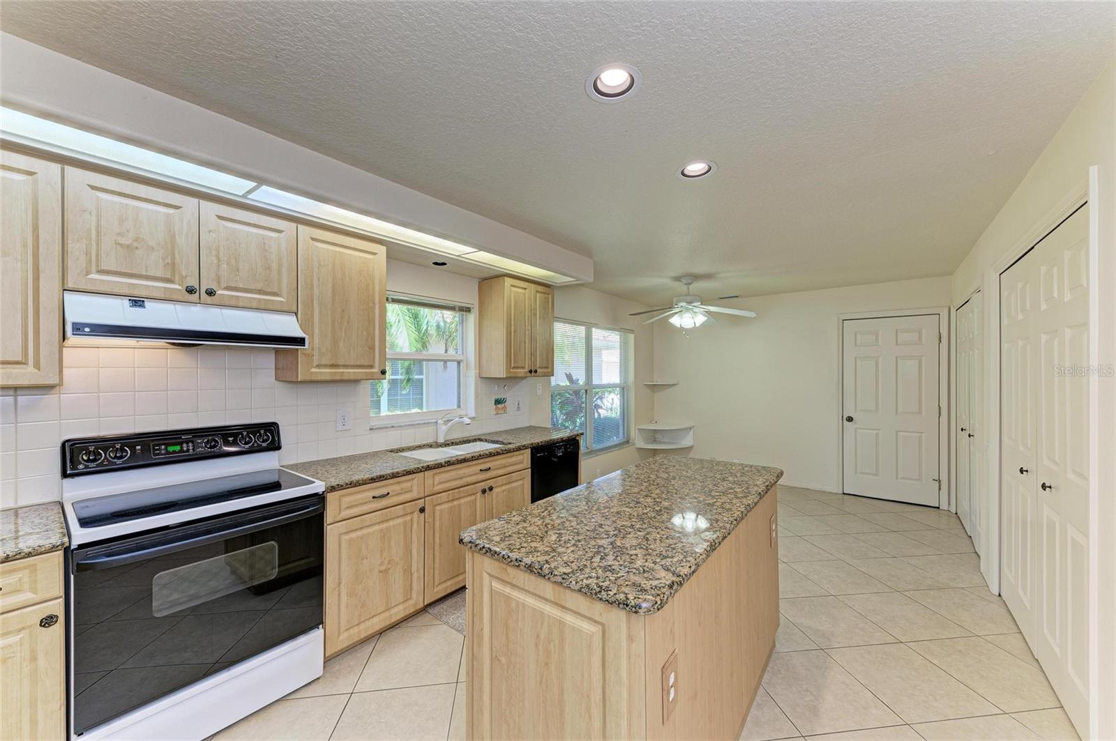 Image 18 of 49 For 6647 Oakbrooke Circle