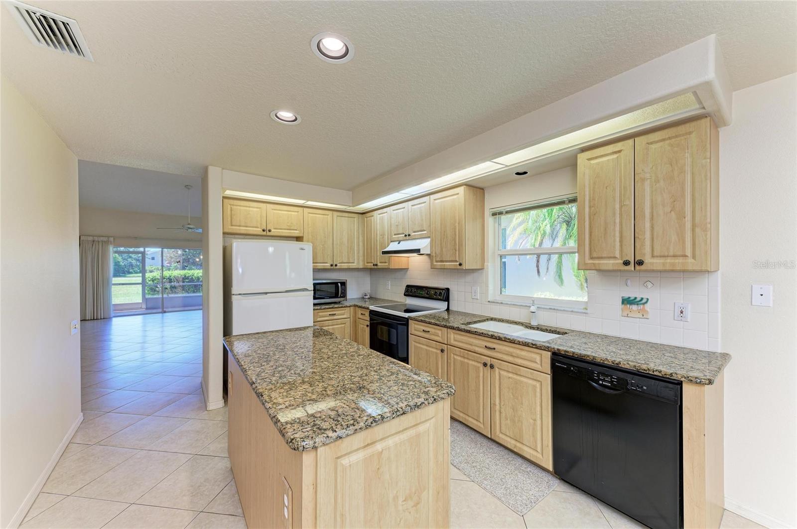 Image 19 of 49 For 6647 Oakbrooke Circle