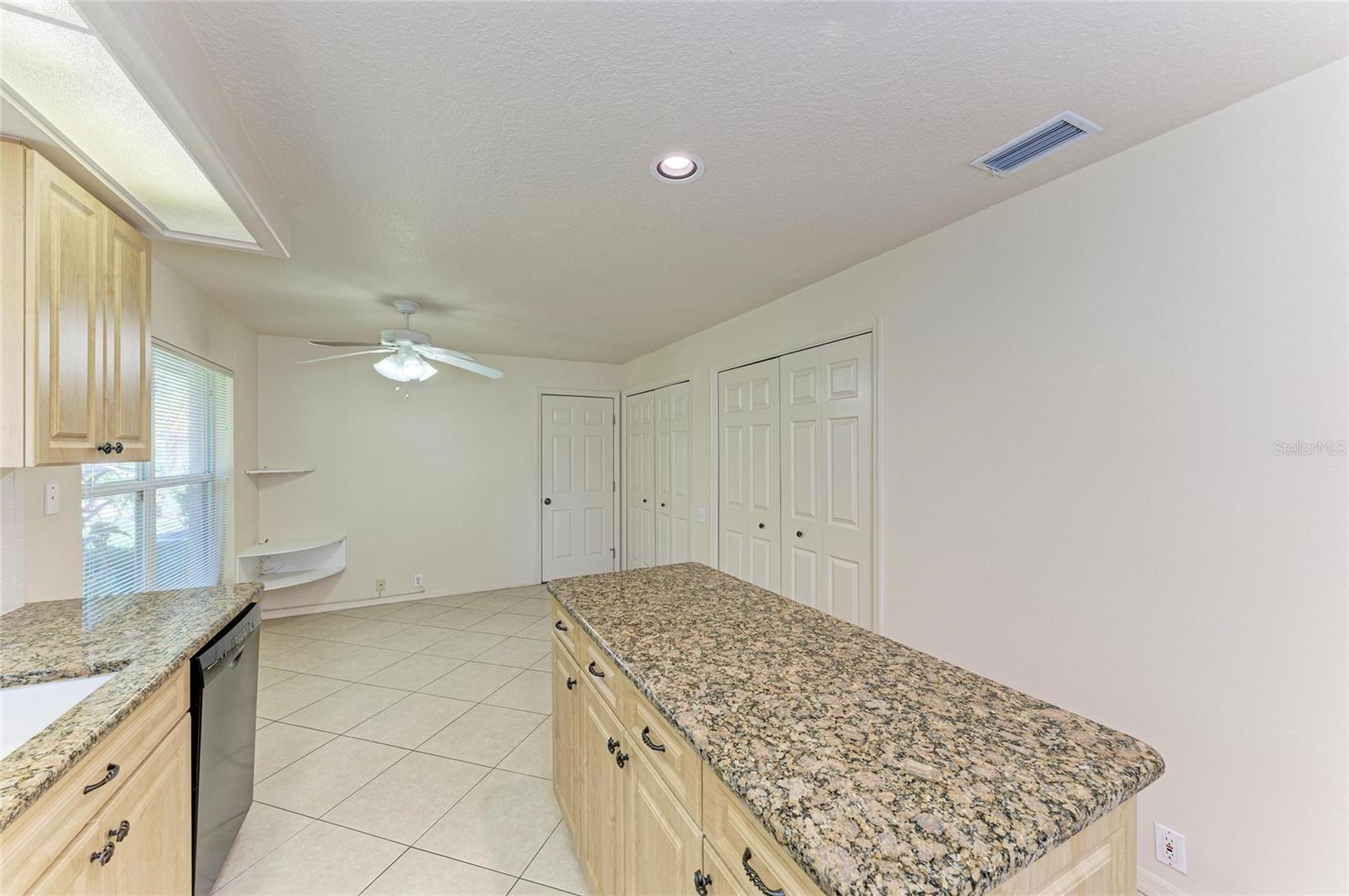 Image 21 of 49 For 6647 Oakbrooke Circle