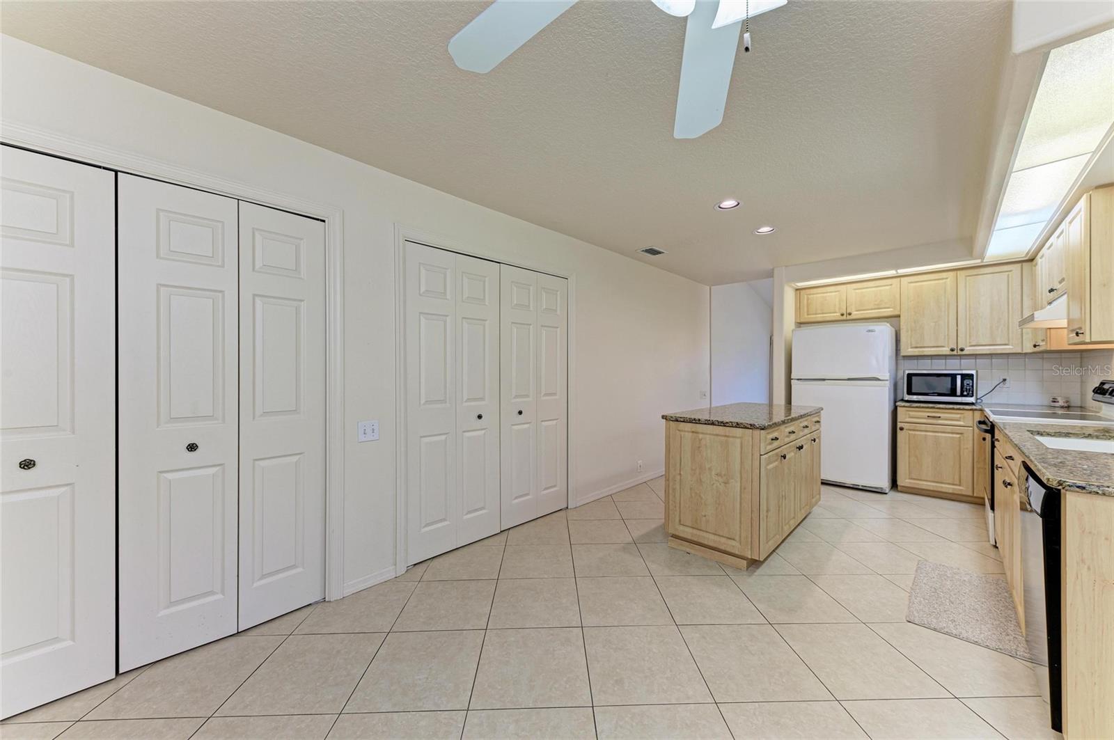 Image 23 of 49 For 6647 Oakbrooke Circle