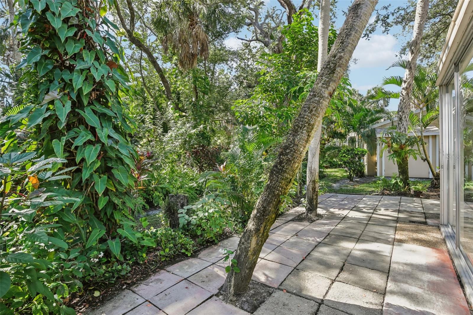 Image 21 of 30 For 4720 Village Gardens Drive 128