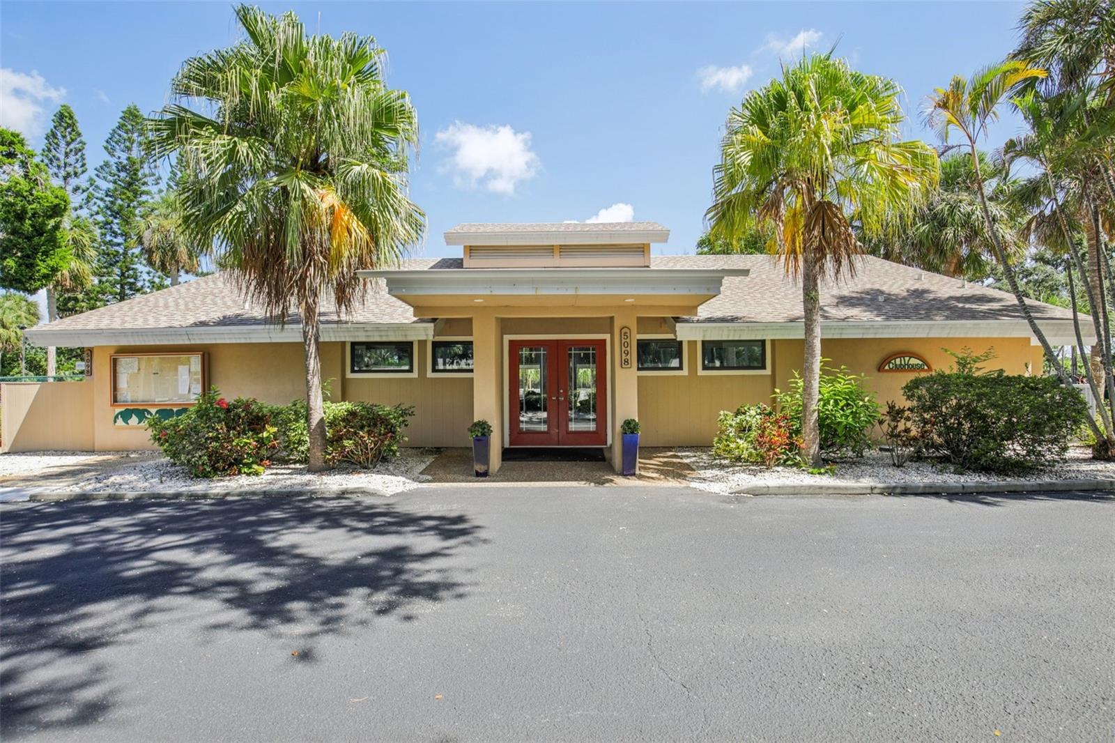 Image 26 of 30 For 4720 Village Gardens Drive 128