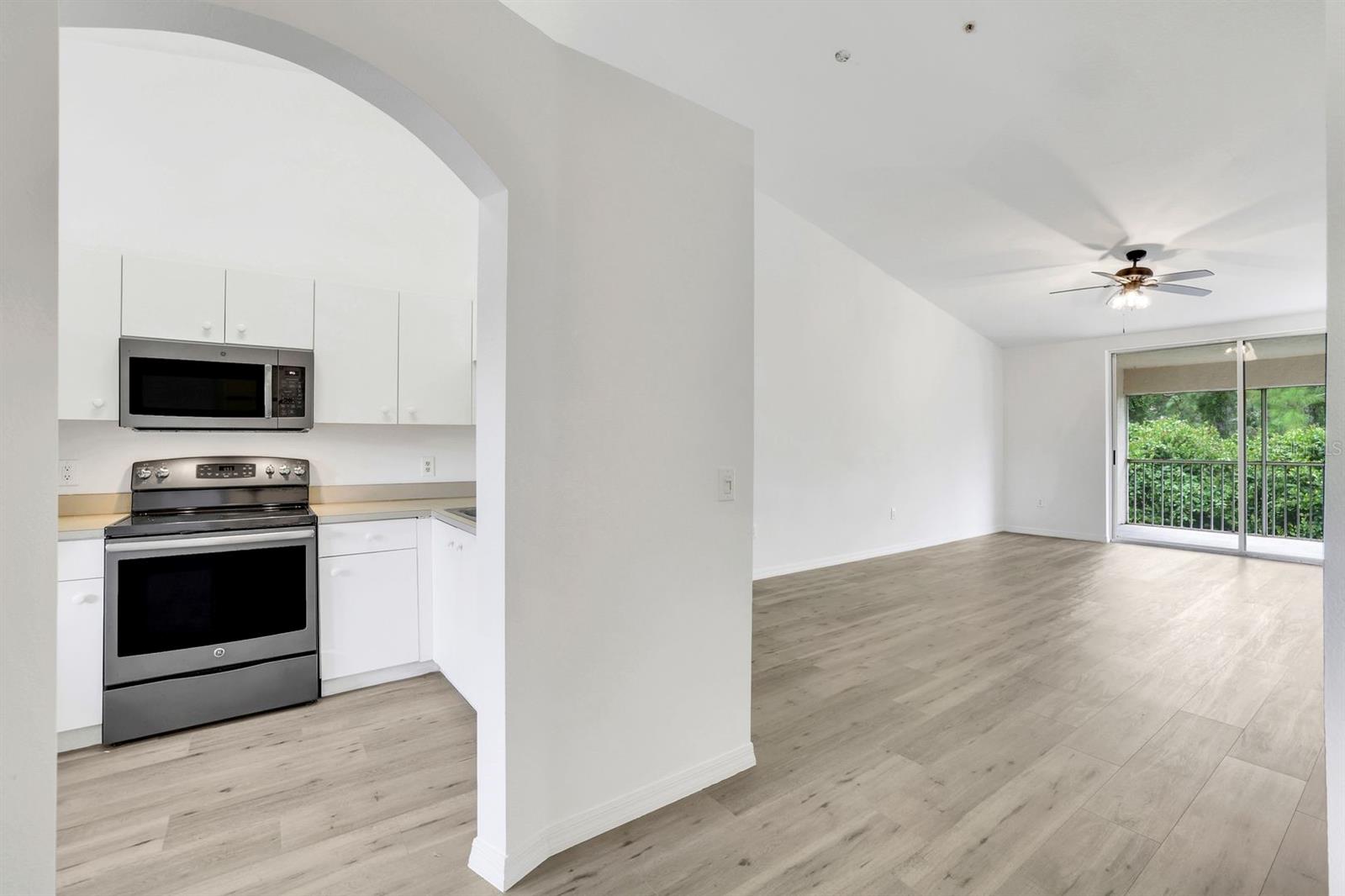 Image 4 of 37 For 6635 Huntington Lakes Circle 202