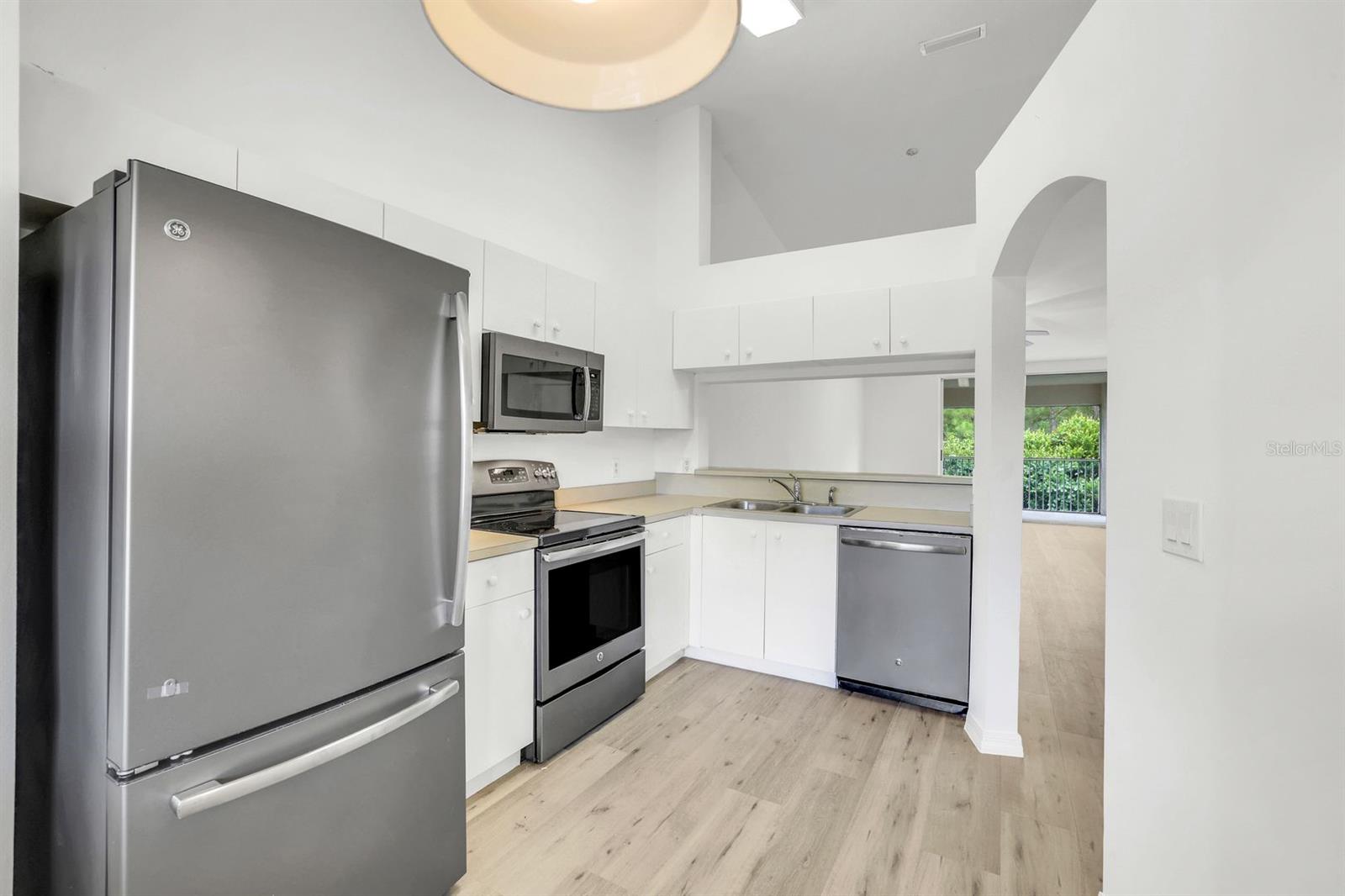 Image 6 of 37 For 6635 Huntington Lakes Circle 202